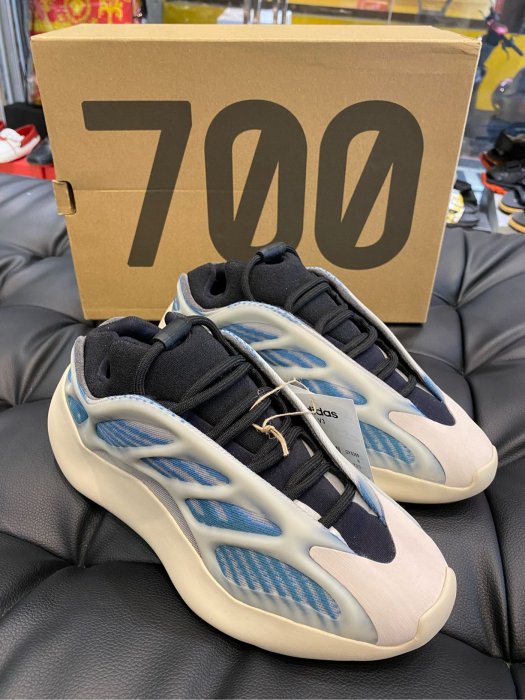 EZ兔購】~ 正品～adidas Yeezy Boost 700 V3鞋現貨23.5 24 | Yahoo奇摩拍賣