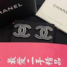 ☆最愛二手精品☆ CHANEL 香奈兒霧銀拼深藍色皮雙C LOGO 耳環 XG7618