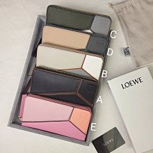 新品上市~美國代購Loewe 2023新款 羅意威牛皮拚色拉鍊 長皮夾*附購證