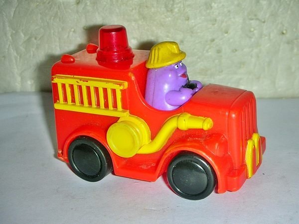L.(企業寶寶玩偶娃娃)少見1998年麥當勞發行奶昔大哥閃光消防車造型公仔!!--距今已19年!