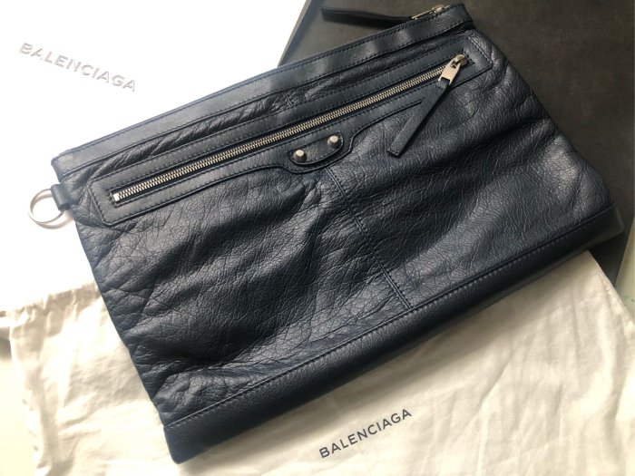 法式潮流時尚 全新 BALENCIAGA PARIS 經典揉製羊皮手拿包 大尺寸 午夜藍