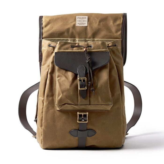 【美國 Filson】卡其棕色 厚油布後背包 14吋平板電腦後背包 電腦包 馬轡皮革背帶雙肩包 書包 公事包