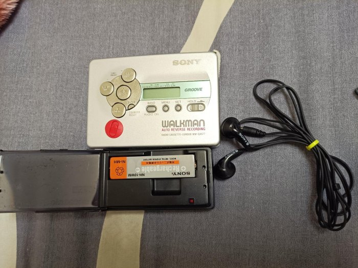 孟芬逸品（隨身聽）現貨日本SONY WALKMAN卡帶立體隨身聽錄音機AM.FM收音機，全套商品如新，所有功能完全正常！