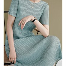 日單 新款 經典PP系列 高彈力皺褶 氣質女神圓領短袖直筒裙洋裝 六色 (U1183)