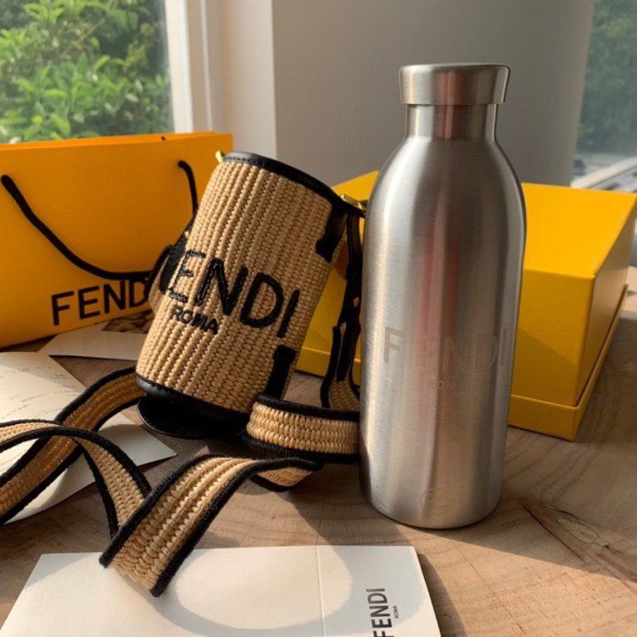 【King女王代購】FENDI 芬迪 不銹鋼保溫杯便攜式背帶挎包運動水壺家用送禮首選情人節禮物