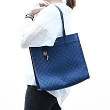 【茱麗葉精品】【全新精品 優惠中】MARC JACOBS 馬克賈伯 專櫃商品 壓印LOGO鏤空皮革肩背包.海藍 大 現貨