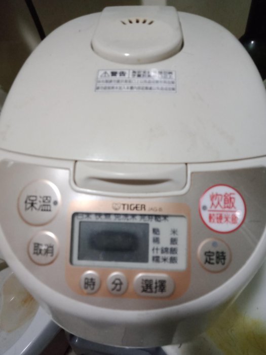 大媽桂二手屋， TIGER虎牌 六人份 微電腦電子鍋，炊飯 電鍋，型號：JAG-B10R，功能正常，液晶螢幕略有老化不影響操作，原價三千多，便宜賣，內鍋狀況不錯