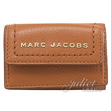 【茱麗葉精品】【全新精品 優惠中】MARC JACOBS 馬克賈伯 專櫃商品 浮雕LOGO三折扣式小短夾.咖 現貨