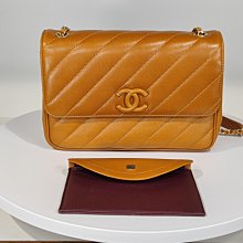 香奈兒 Chanel 焦糖色內含小內袋 膠膜部分在 牛皮 稀有 皮logo