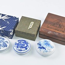 《玖隆蕭松和 挖寶網E》A倉  陶瓷 景德鎮製 乾隆年製 龍戲珠 圖紋 印泥 共 3入 盒裝  (14851)