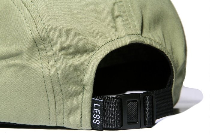 { POISON } LESS SIGNATURE LOGO CAMP CAP 草寫字樣五片帽 限量純色調