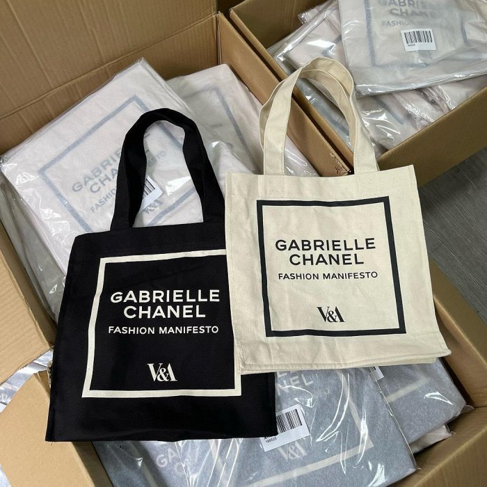 CHANEL香奈兒V&A博物館聯名帆布包 托特包 展覽周邊限定，超火款 官網已限購！ 31.5*32*7.5cm