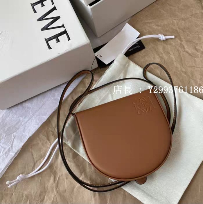 LOEWE Heel Pouch Bag小款焦糖色 皮革 馬鞍包 馬蹄包Tan 10954