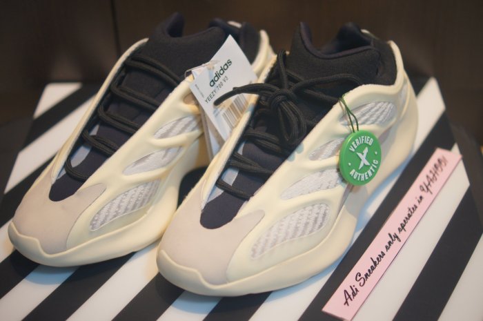 adidas Yeezy Boost 700 V3 Azael FW4980 代購附驗鞋