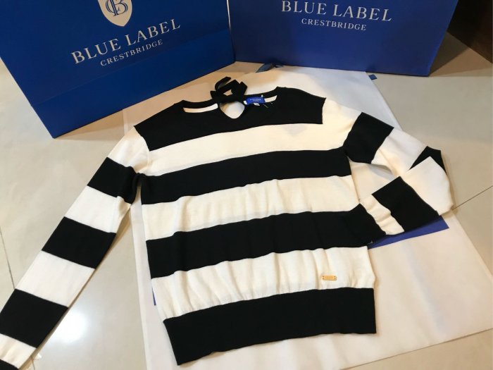 ↘️sale↘️BURBERRY藍標新品牌BLUE LABEL CRESTBRIDGE條紋針織線衫，後方有蝴蝶結非常的休閒好搭配