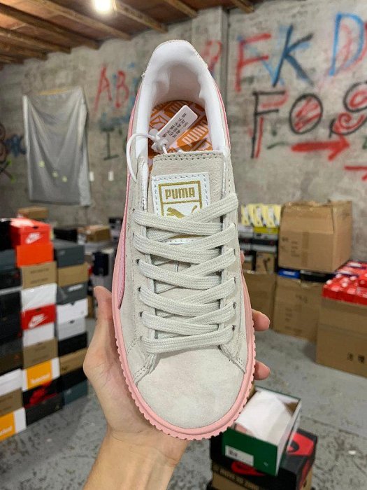 【零點旗艦店】彪馬Puma Basket Platform Scallop 灰粉色 蕾哈娜二代 休閑鞋 鞋面材質配搭透氣孔設計柔軟透氣，適合日常穿著