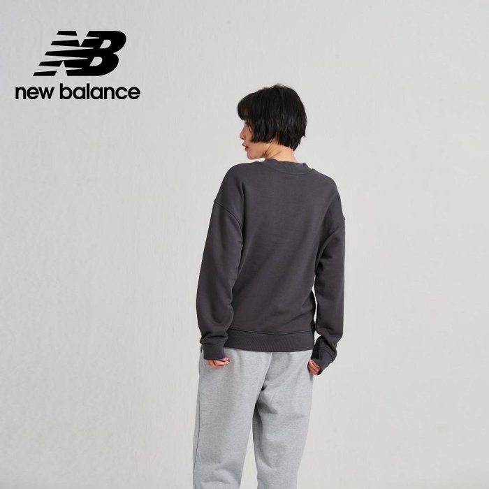 【New Balance】圓領NB刺繡棉質長袖上衣_女性_墨灰色_WT33509ACK