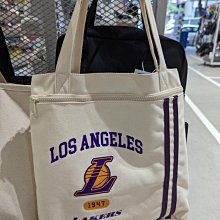 南🔥2023 4月 NBA 帆布包 手提袋 側背包 LAKERS 洛杉磯湖人隊 拉鍊 米 32551734