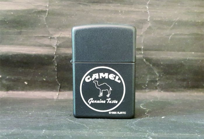 ONE*$1~日系*ZIPPO*Genuine Taste-1995『CAMEL駱駝*珍藏款 』黑色烤漆/彩印