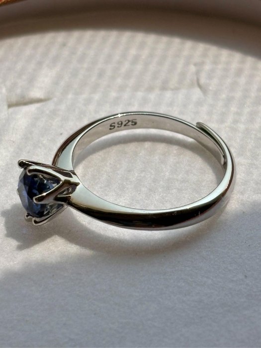 培育藍寶石 矢車菊藍正圓正精切 圓形鑽石型尖底切割藍寶石鑲嵌 S925銀活口可調節戒指 寶石直徑約6mm，重約0.94ct