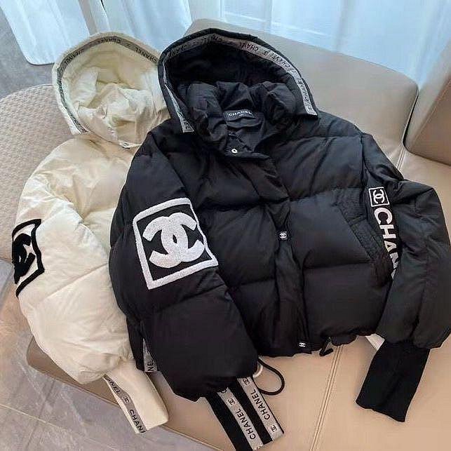 Chanel 香奈兒 羽絨外套 大衣 連帽羽絨棉服外套 萬針刺繡名媛！氣質奢華高級外套 保暖 經典大雙c  好氣質又百搭 正式休閒都可以 疊搭神器經典永恆款