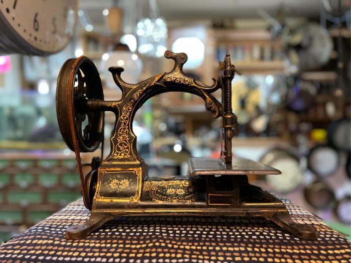 法國🇫🇷 1872年 HURTU 古董縫紉機
