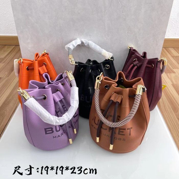 ╭☆包媽子店☆MARC JACOBS THE LEATHER BUCKET BAG 2022新款水桶包