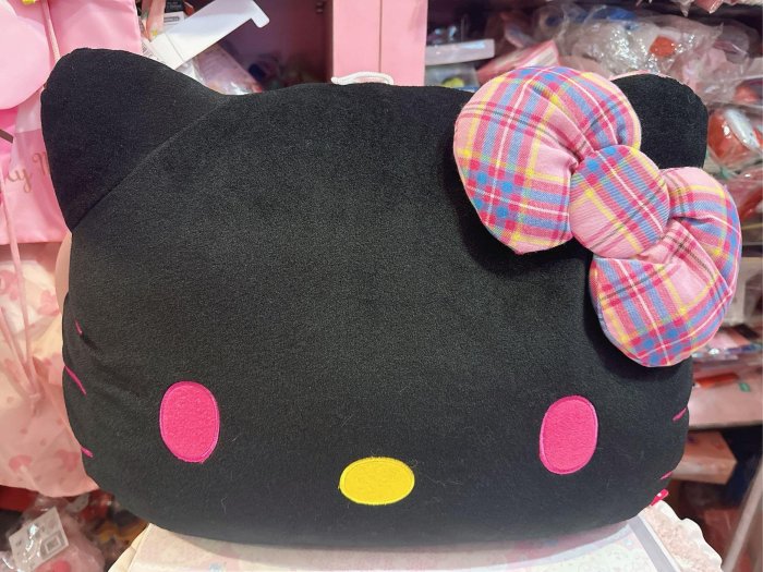 ♥小花花日本精品♥ Hello Kitty 蘇格紋抱枕  大臉枕頭 雙色枕 腰靠枕