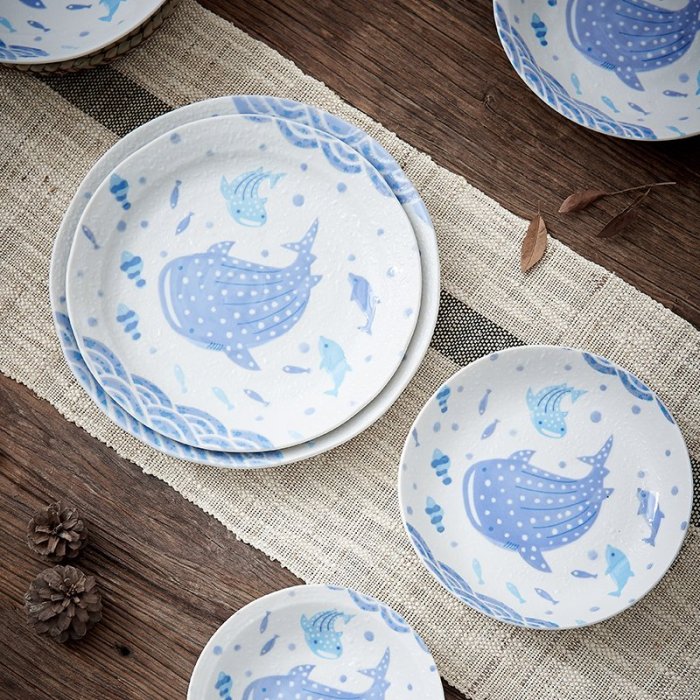 【熱賣精選】日本進口鯨鯊陶瓷餐具碗盤家用日式釉下彩卡通陶瓷圓形菜盤