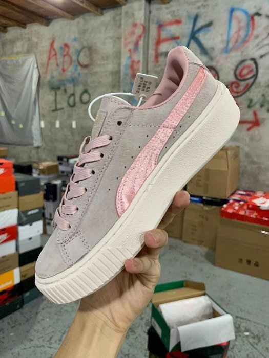 【零點旗艦店】彪馬Puma Basket Platform Scallop 粉色絲綢 蕾哈娜二代 休閑鞋 鞋面材質配搭透氣孔設計柔軟透氣，適合日常穿著。