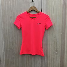 【愛莎＆嵐】 NIKE 女 螢光粉色圓領短袖LOGO印花T恤/M 11304 17