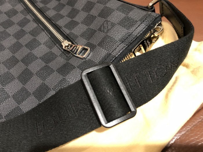 全新LOUIS VUITTON LV N41106 黑色經典紋棋盤格Damier Graphite斜背包側背包信差包書包