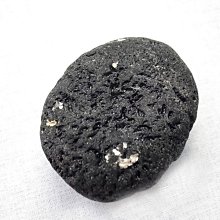 ☆采鑫天然寶石☆ *強大防護石* 頂級泰國隕石(似曜岩)黑隕石完整原礦~69.8mm~122.6g