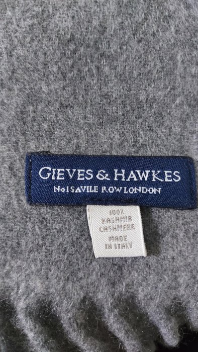 近新（男女均用）英國王室百年御用品牌  意大利製造 GIEVES & HAWKES 100% Cashmere 灰喀什米爾圍巾 Burberry THOM LV