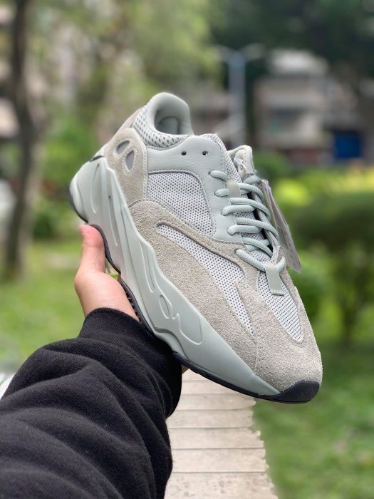 Basa Sneaker】ADIDAS YEEZY BOOST 700 