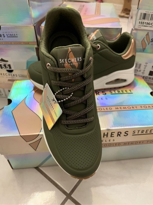 Skechers Uno女生7.5號休閒運動鞋～橄欖綠 ，現貨在美國需要您完成註冊ez way實名認證。