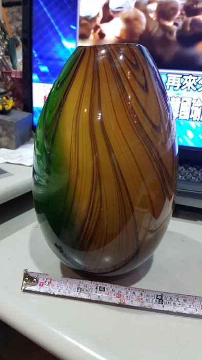 二手藝術手工琉璃花瓶 有約4公分的小瑕疵撞傷 沒有仔細看看不出來不會漏水 便宜賣優惠免運費郵局先付款