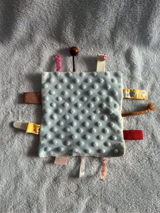嬰幼兒寶寶安撫小方巾 荳荳絨毯 響紙 緞帶 標籤