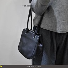 ►DR.DESIGN│DR2838-小眾暗黑 設計師 YOHJI 山本耀司款 柔軟牛皮 手提/側背包 小包包