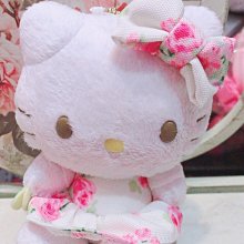 小花花日本精品♥Hello Kitty 品牌合作 玫瑰 洋裝 坐姿造型 包包吊飾 掛飾 布偶 娃娃 吊偶50088201