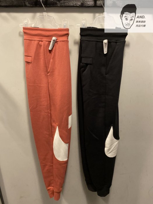 【AND.】NIKE SPORTSWEAR SWOOSH 長褲 休閒 刷毛 女款 黑/粉 BV3938-011/897