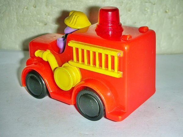 L.(企業寶寶玩偶娃娃)少見1998年麥當勞發行奶昔大哥閃光消防車造型公仔!!--距今已19年!