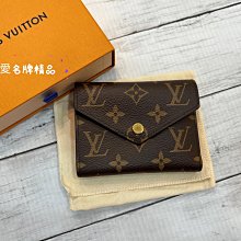 《真愛名牌精品》LV M62360 Victorine 老花 內芭蕾粉 三折短夾*9成新*(64580)