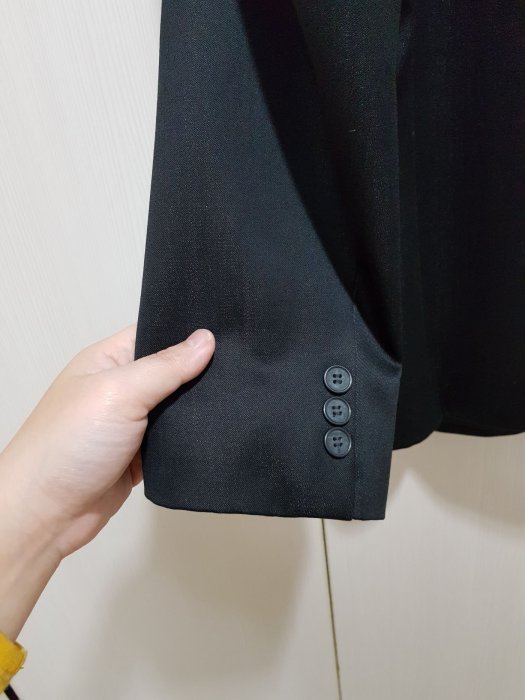 IZABO 台灣製 西裝外套 黑色帶點銀絲 很亮 羊毛三扣經典款 背後有開叉 m號 很新 穿一次 1200讓 可面交