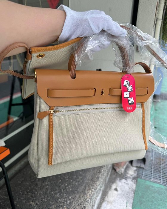 典精品 Hermes 全新 真品 Beton /Naturel Sable 帆布 米色 金釦 Herbag Zip 31cm 手提包 肩背包 現貨