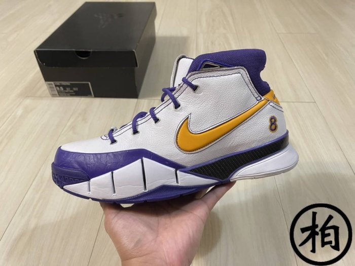 柏】優質二手NIKE KOBE 1 PROTRO Close Out 白黃紫湖人8號AQ2728-101