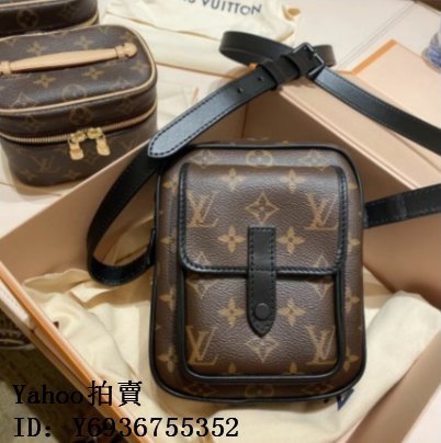 Identificador Do Caso De Viagem Vintage Louis Vuitton Fotografia Editorial  - Imagem de feito, couro: 182739442