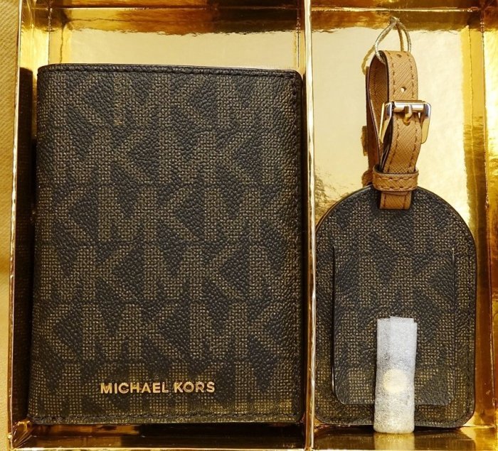 大降價！全新Michael Kors MK LOGO 經典款高質感護照夾行李吊牌禮盒，男女適用！無底價！本商品免運費！