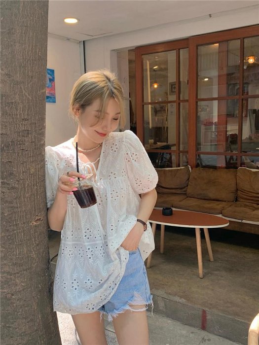 Maisobo 韓系 春夏 夏季設計感泡泡蕾絲鏤空中長款襯衫短袖娃娃衫  TO876-  預購
