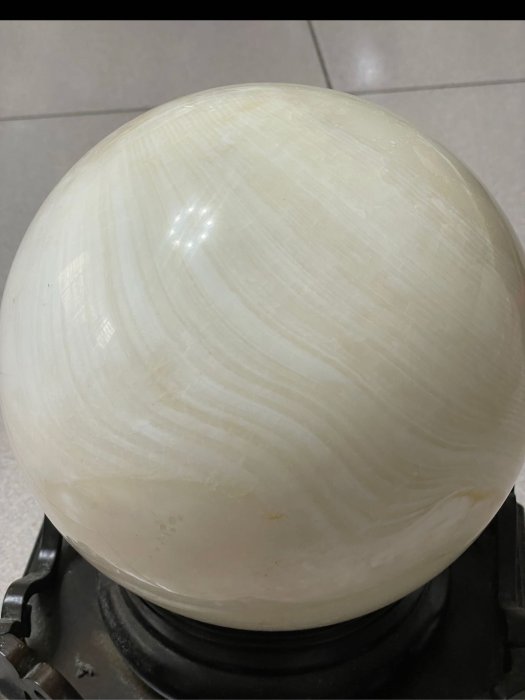 硨磲球，直徑20公分，不含底座重12公斤左右，附圖上木質旋轉底座